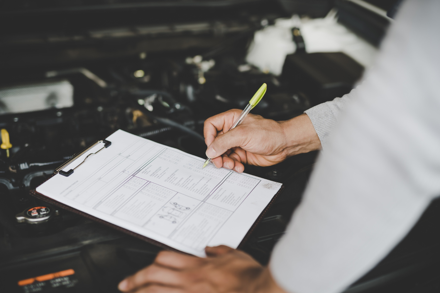 Comprar un coche usado: los puntos más importantes que debe revisar un profesional